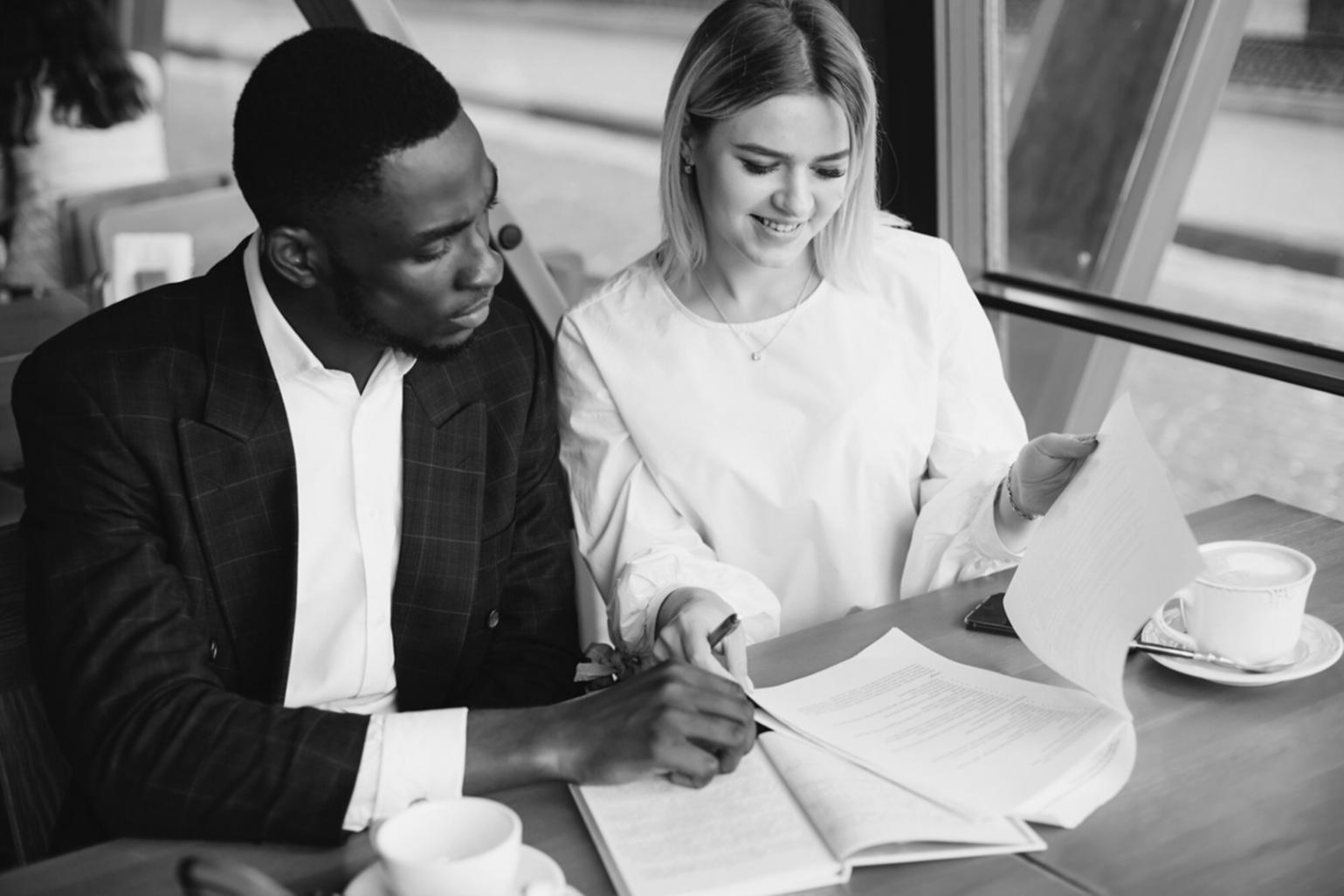 Session de formation avec documents financiers